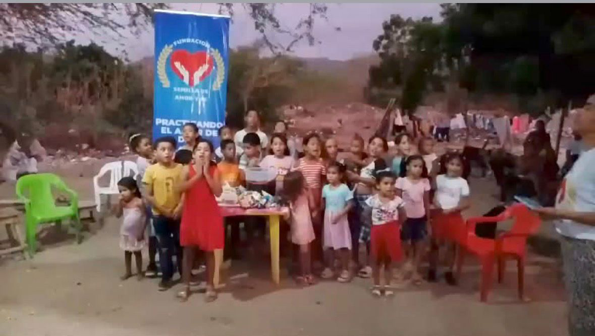 Niños alzando la voz al atardecer